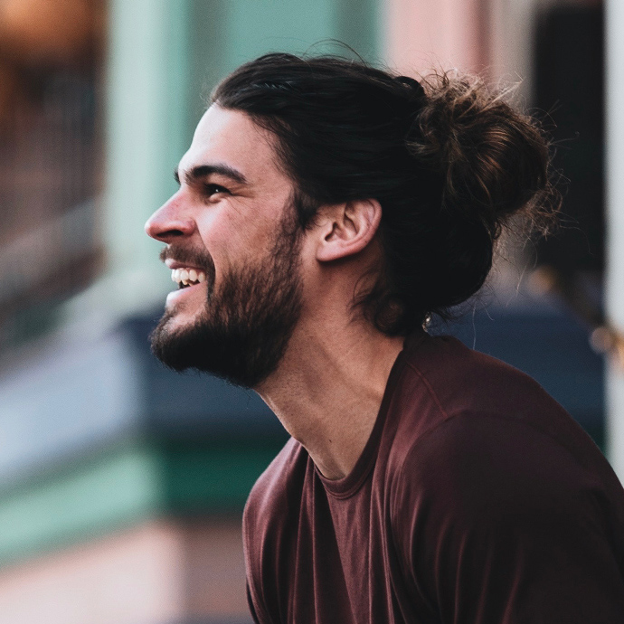 Portrait d'un jeune homme souriant et décontracté