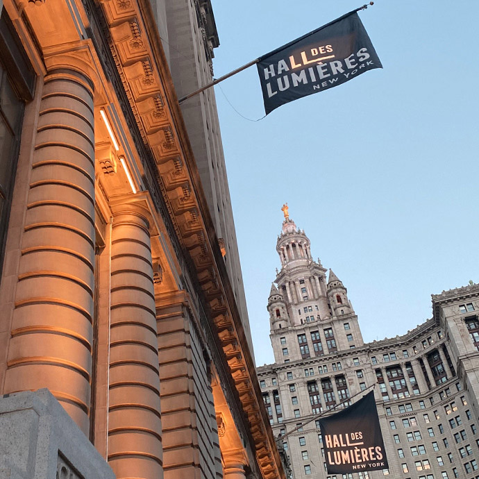 Drapeau avec logo Hall des Lumières à l'entrée du site