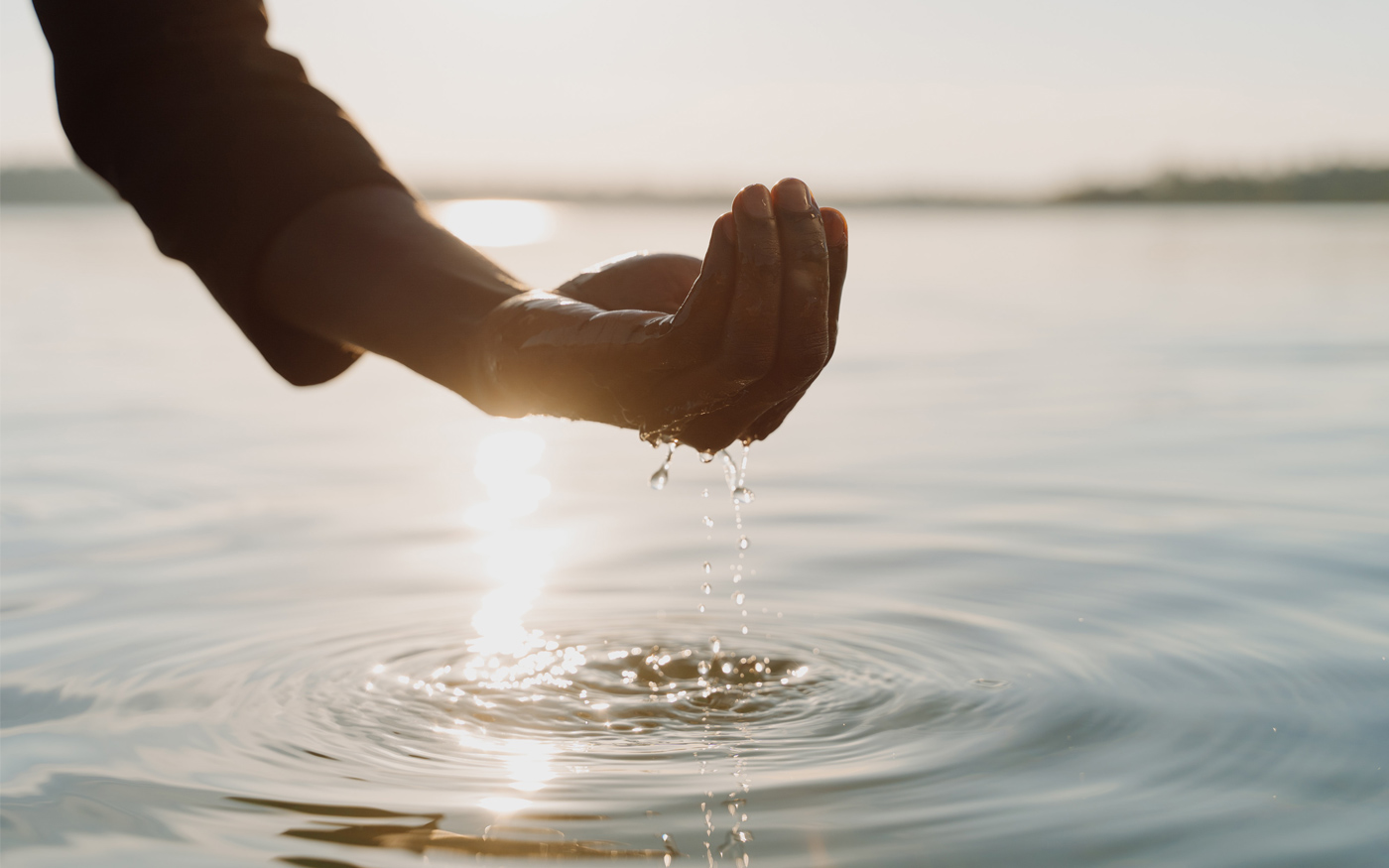 Main qui recueille de l'eau dans un lac "Préservation des ressources en eau”